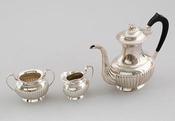 KAFFESERVIS, 3 delar, silver, svenska importstämplar, 1900-talets första hälft. Vikt ca 895 gram.