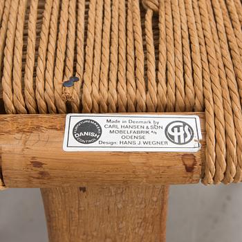 KARMSTOLAR, ett par, "Y-stolen", Hans J Wegner, etikettsmärkt Carl Hansen & Søn, Møbelfabrik Odense, 1970-talets början.