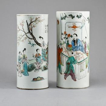 PENSELVASER, 2 st, porslin, Kina, 1900-tal.