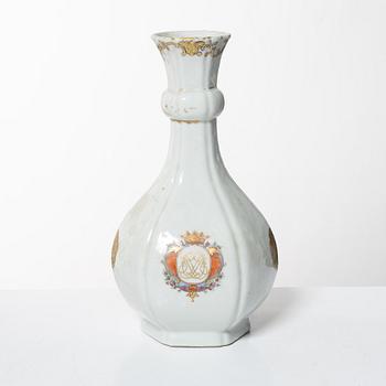 Flaska, vapenporslin. Qingdynastin, 1700-tal.