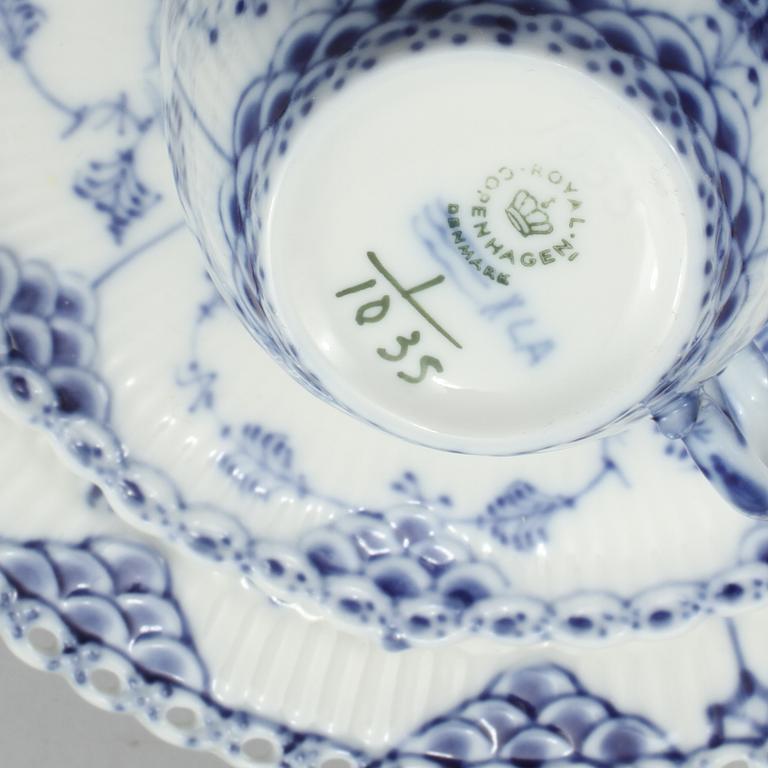 SERVISPORSLIN samt VAS, 18+1 delar, "Musselmalet", Royal Copenhagen, 1900-talets andra hälft.