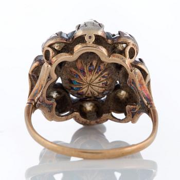 Ring med en smaragd och gammalslipade diamanter.