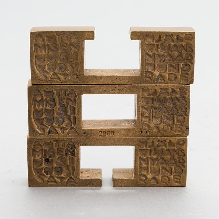 Laila Pullinen, sculpture/medal, bronze, signed LP, numbered 2291.