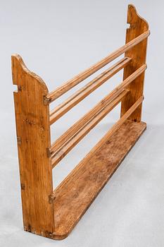 A shelf for plates, around the year 1900.