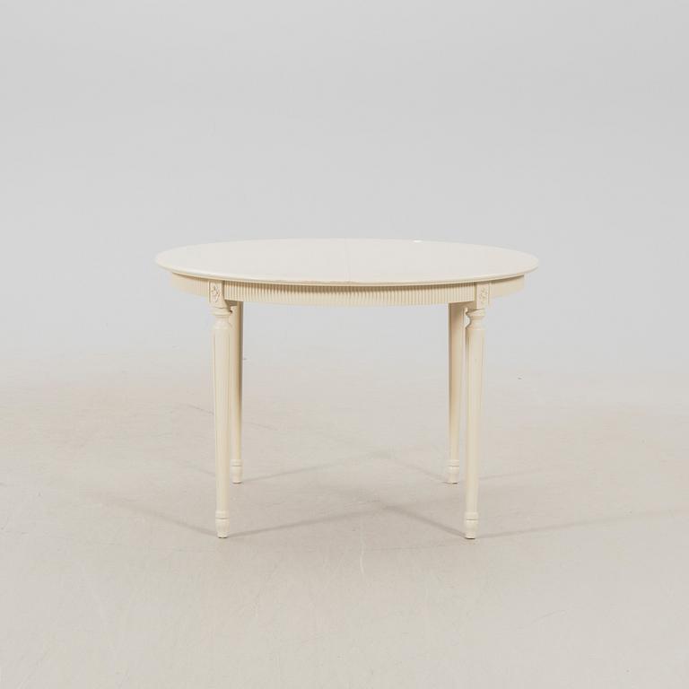 A late 20th century painted Gustavian style 5 pcs dining suit.