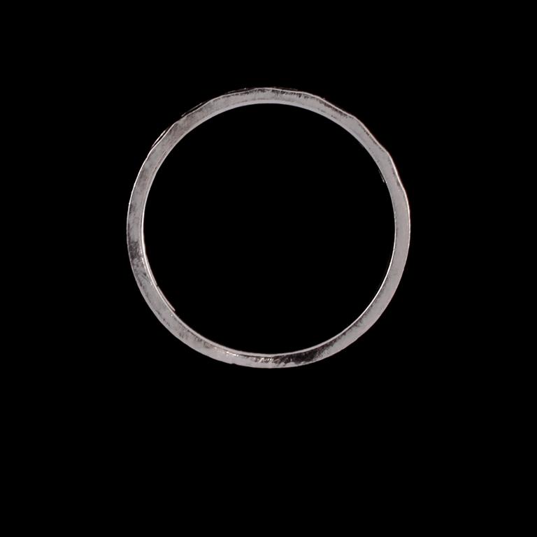 RING, 18k vitguld med 7 åttkantslipade diamanter, Bo Cedstam, Stockholm, 1969. Vikt 3 g.