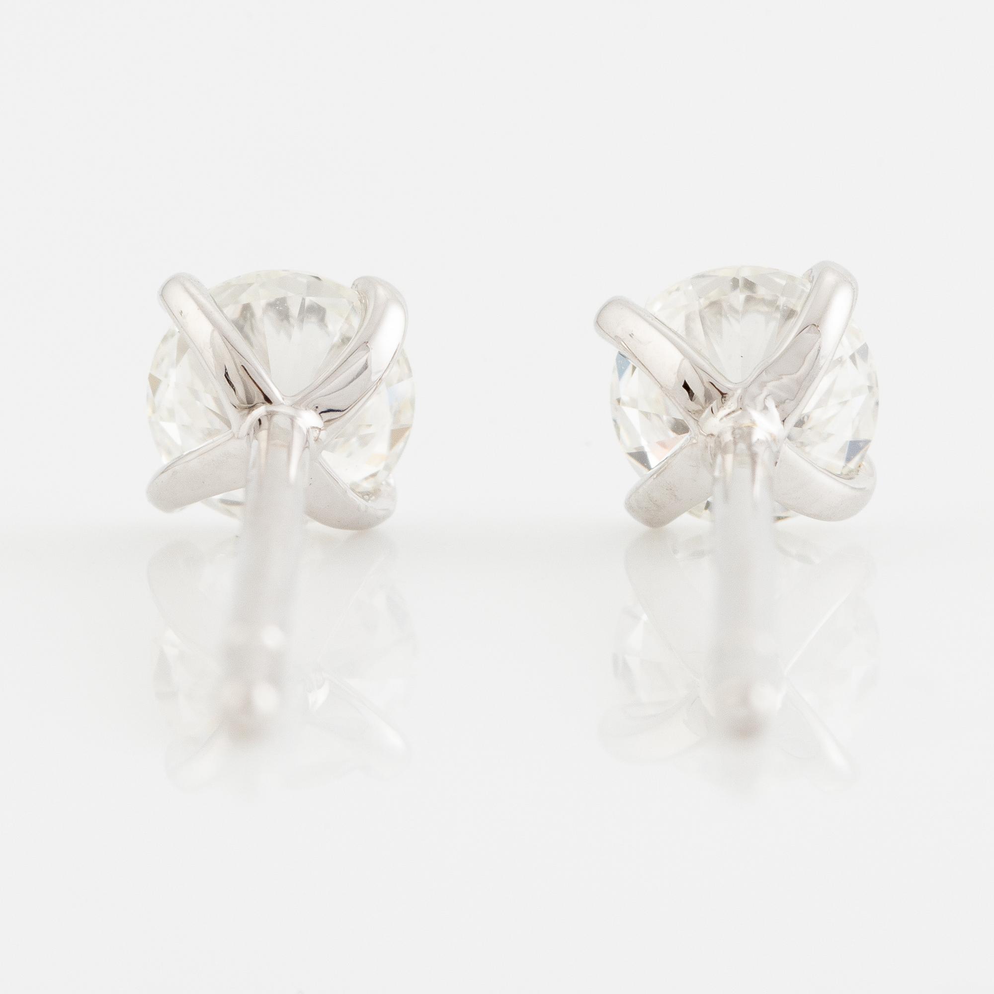 Earrings 18K white gold set with brilliant-cut diamonds accompanied by GIA dossier.