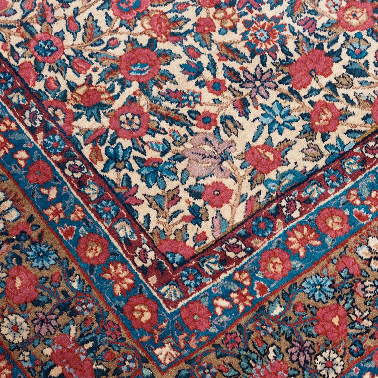 CARPET. Semi-antique Kerman.  295 x 240,5 cm.