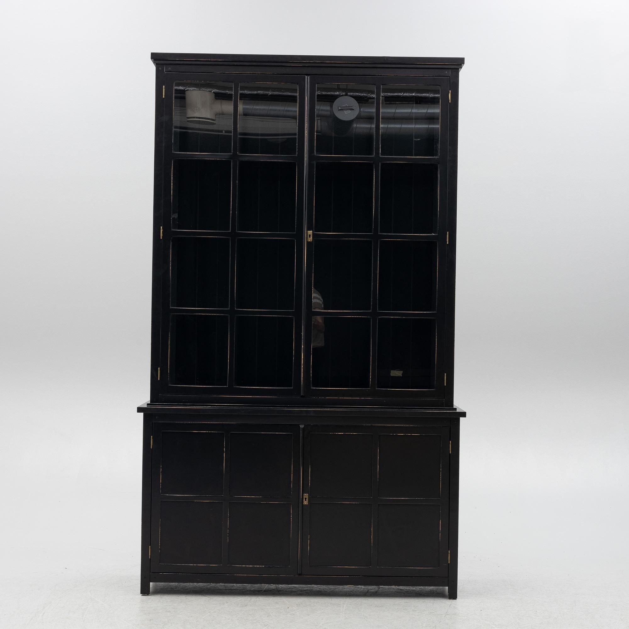 Vitrinskåp, Newport, samtida.