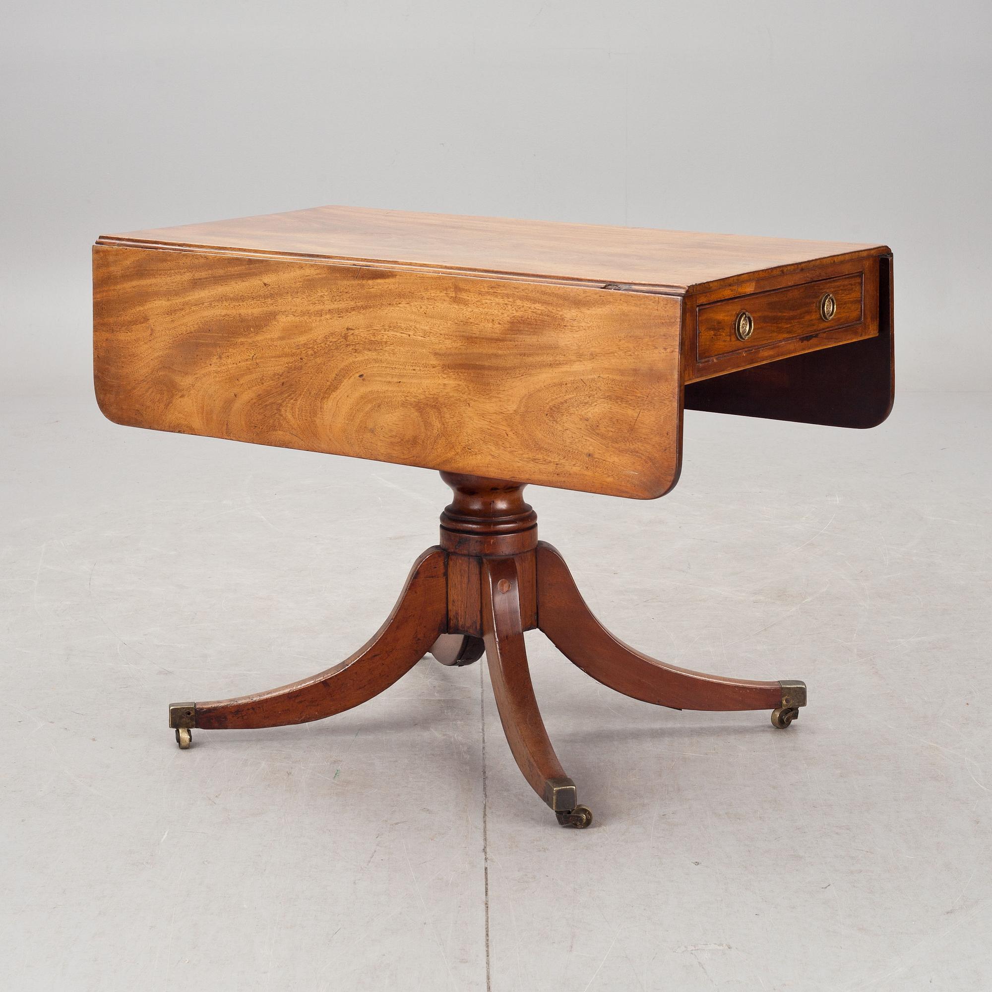 KLAFFBORD. England, 1800-talets första hälft.