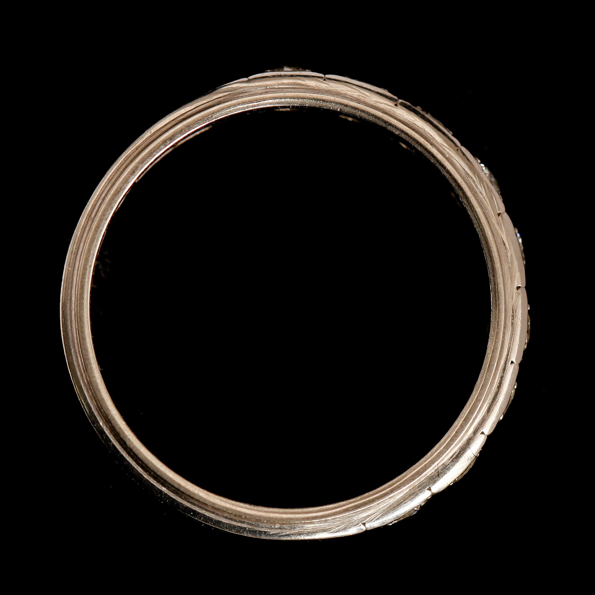 RING, 18 k vitguld, 9 briljantslipade diamanter totalt 0.38 ct. Total vikt ca 5 g.