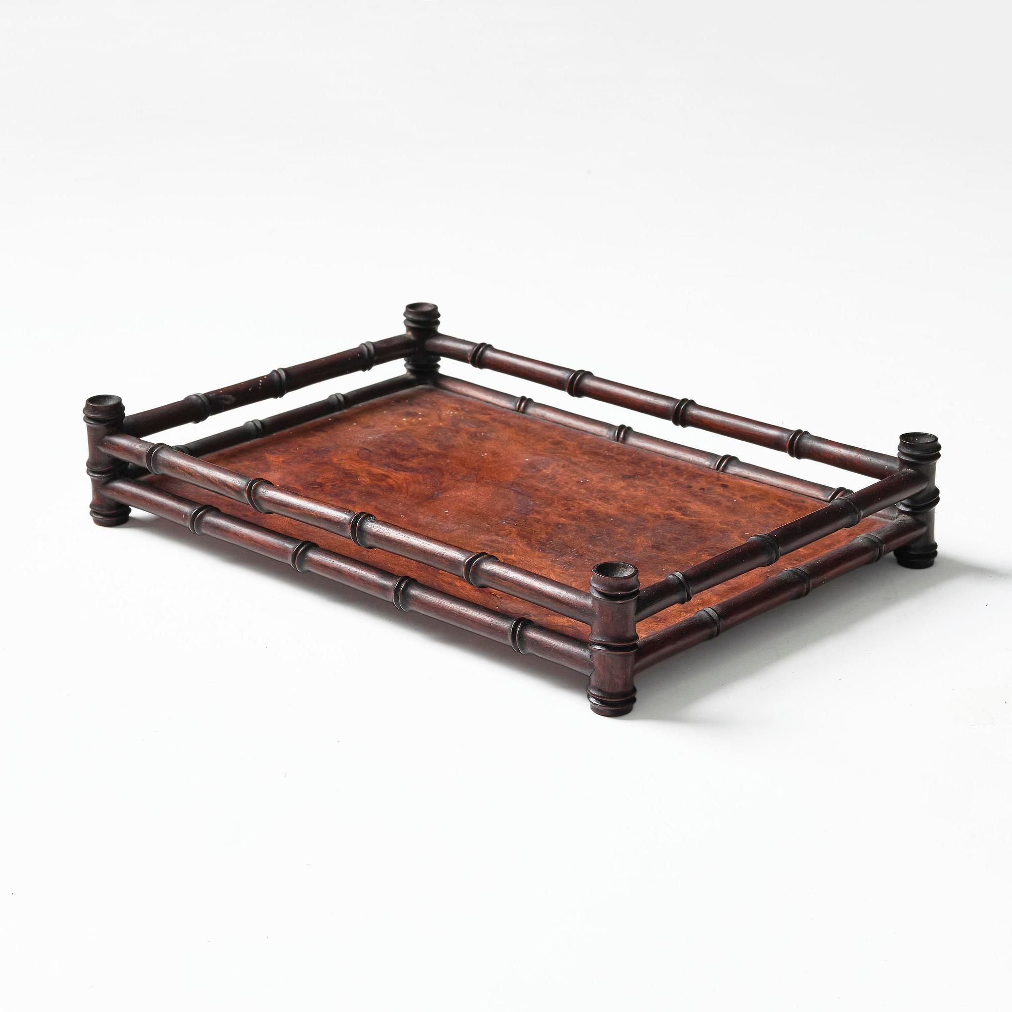 Ställ samt bricka, hardwood. Qingdynastin, 1800-tal.