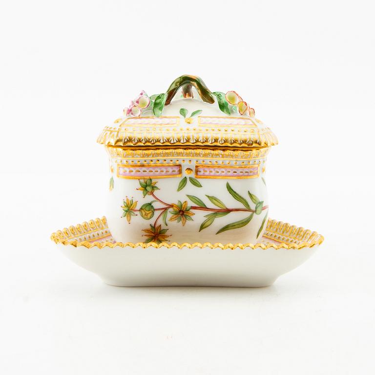 Crèmekopp med lock och fat, porslin, "Flora Danica", Royal Copenhagen, Danmark.