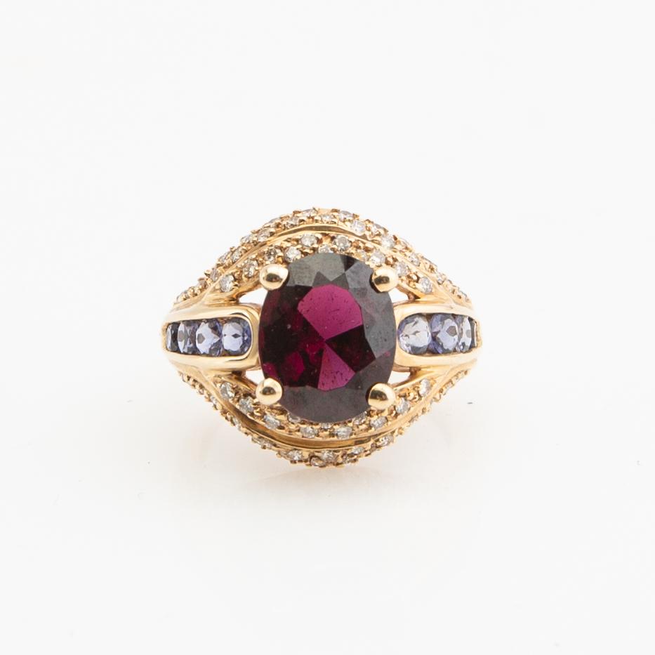 Ring, 18K gold with garnet, lavender-coloured iolites and brilliant-cut diamonds.