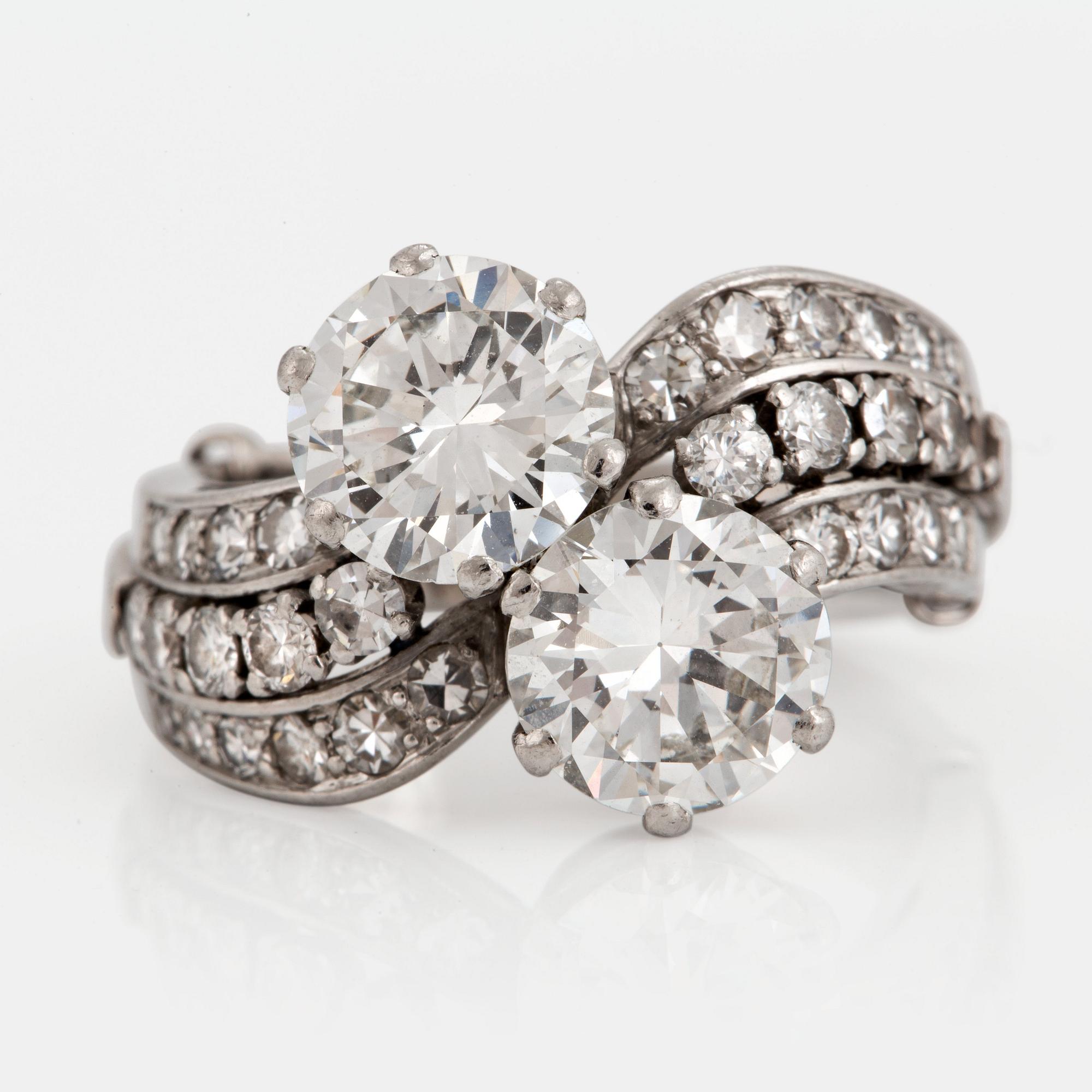 WA Bolin ring med två runda briljantslipade diamanter med total vikt ca 3.50 ct.