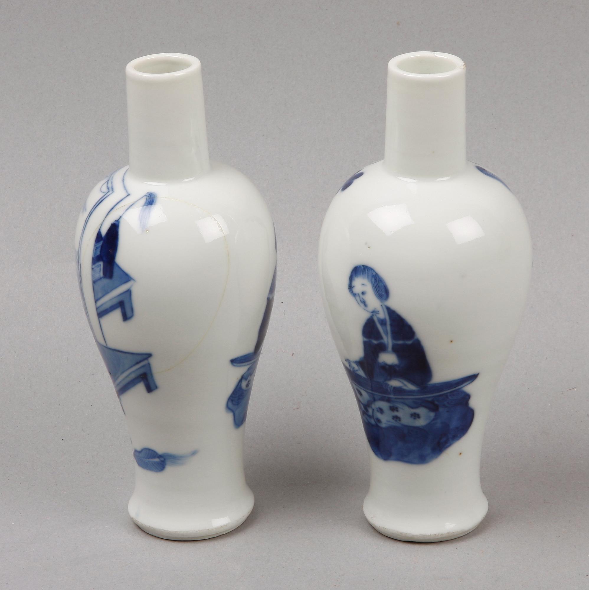 VASER, ett par, porslin, Kangxistil, sen Qing, Kina.