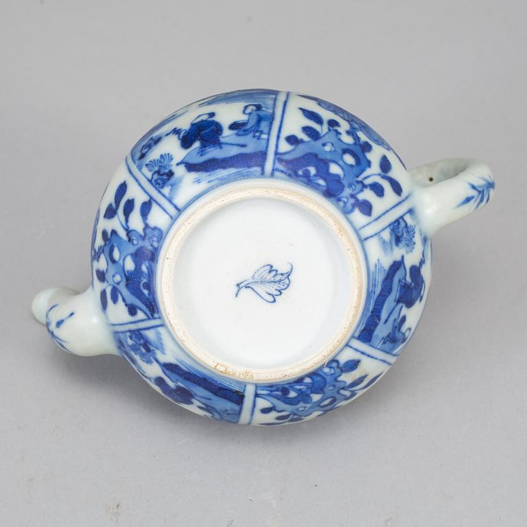 A blue and white teapot with cover, Qing dynasty, Kangxi (1664-1722).