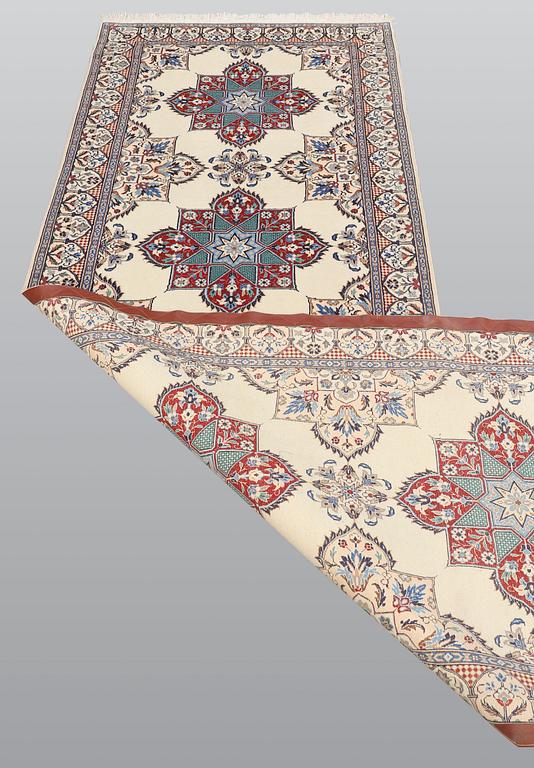 A part silk Nain runner, part silk, so-called 9LAA, approx. 300 x 99 cm.