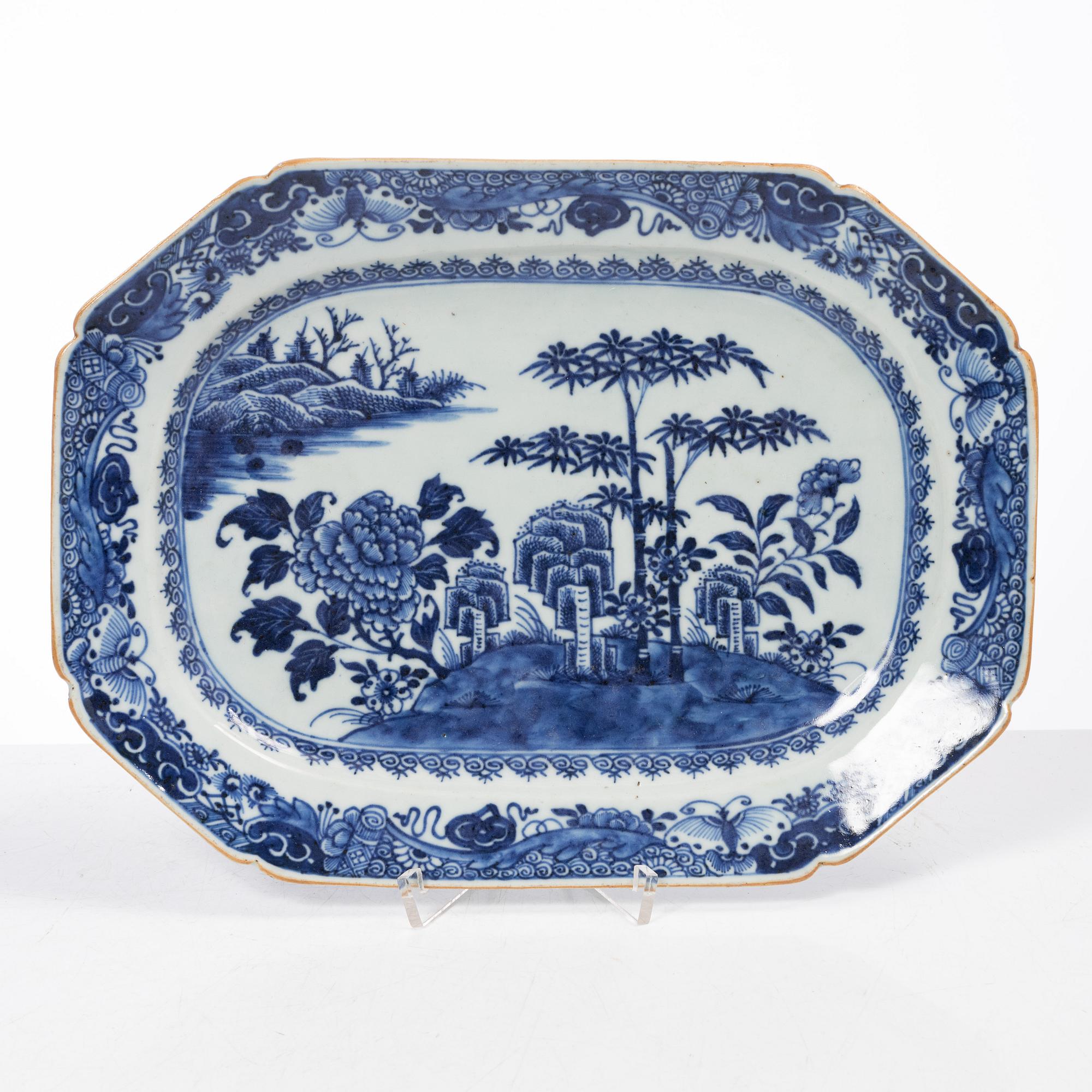 A Chinese blue and white porcelain tureen with cover and a serving dish, Qing dynasty, Qianlong and Jiaqing.