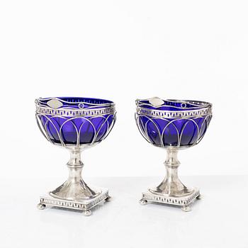 Fredrik Nymansson, konfektskålar, ett par silver och blått glas, Kristinehamn, 1817.