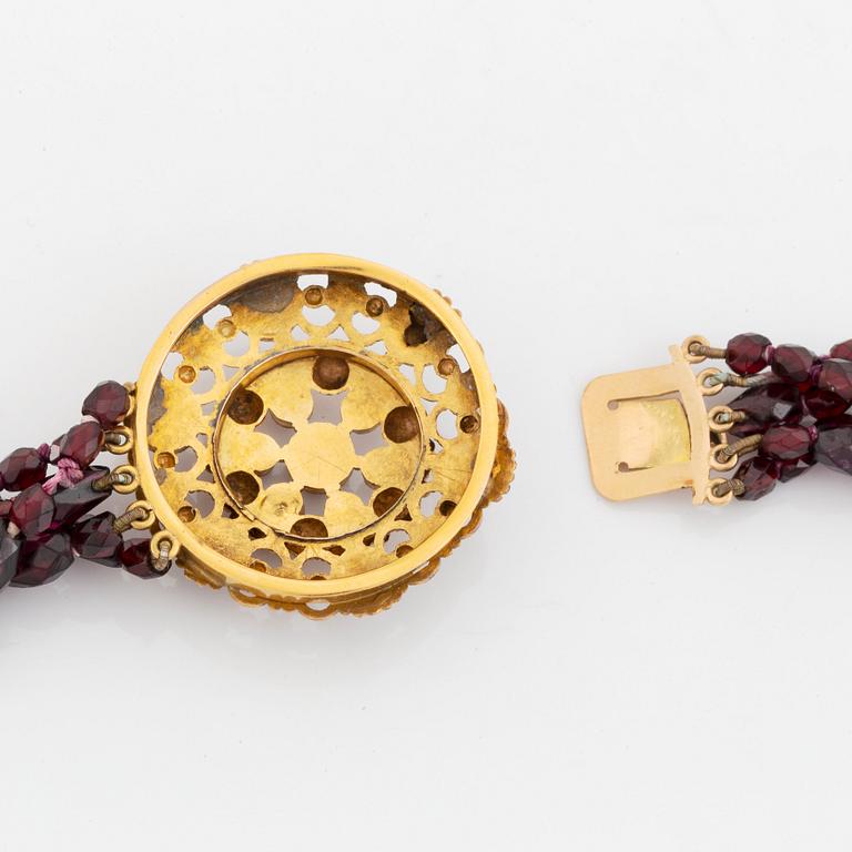 Collier fem rader fasettslipade granater lås 14K guld med granater.