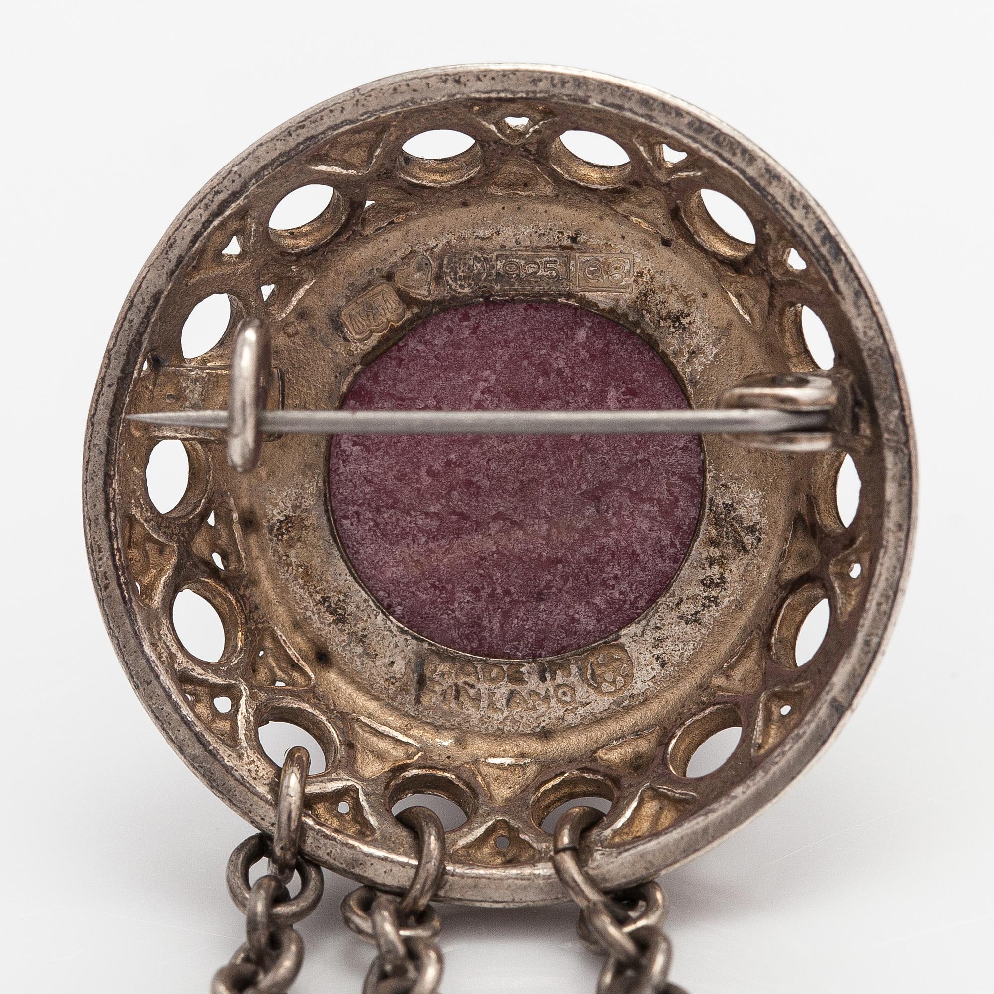 Kai Lindström, Kragsmycke, sterlingsilver, granit. Kalevala Koru, Helsingfors 1993.
