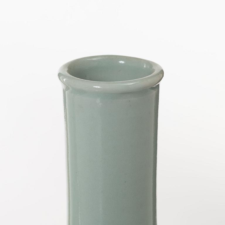 Two porcelain bottles, Japan/Korea, 20th century.