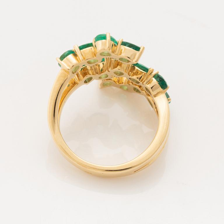 Ring med päronformade smaragder.