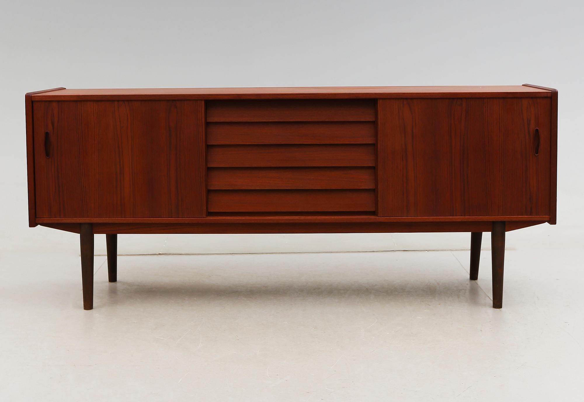 SIDEBOARD, "Trio", Nils Jonson, Troeds, Bjärnum, 1900-talets andra hälft.