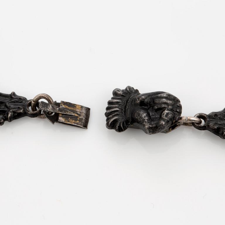 A Berlin iron and steel necklace. Berlin 1820-30.