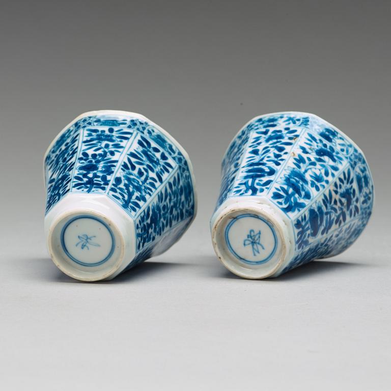 A pair of blue and white cups with stands, Qing dynasty, Kangxi (1662-1722).