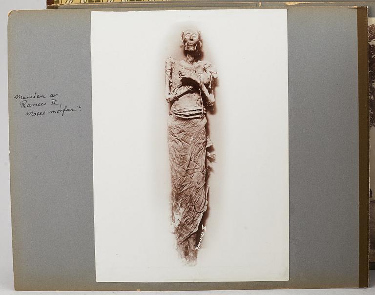 FOTOALBUM,   MEDELHAVSKRYSSNING 1905-06 MED KORVETTEN FREJA.