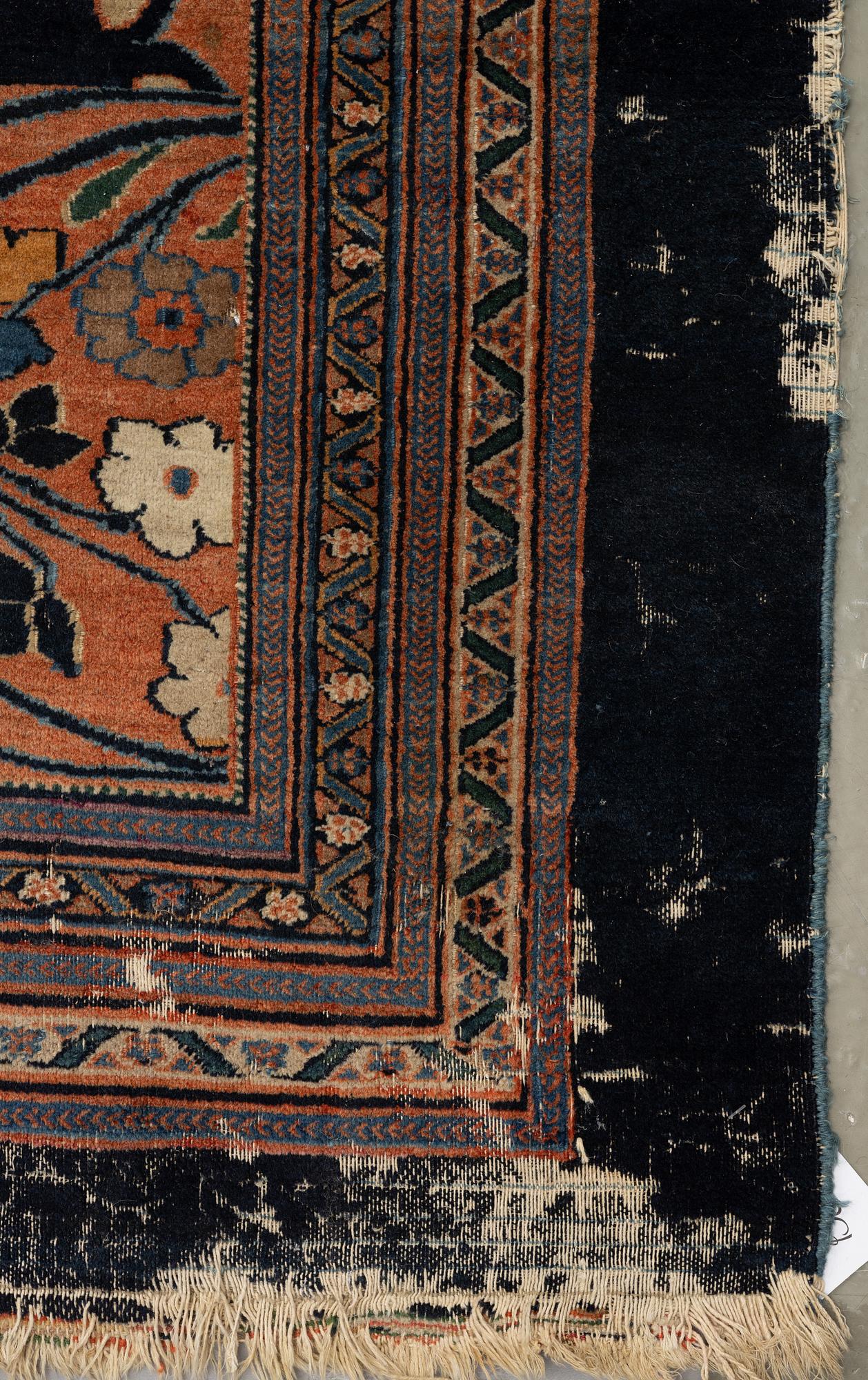 An antique Persian Doroshk carpet, signed, ca 475 x 397 cm.