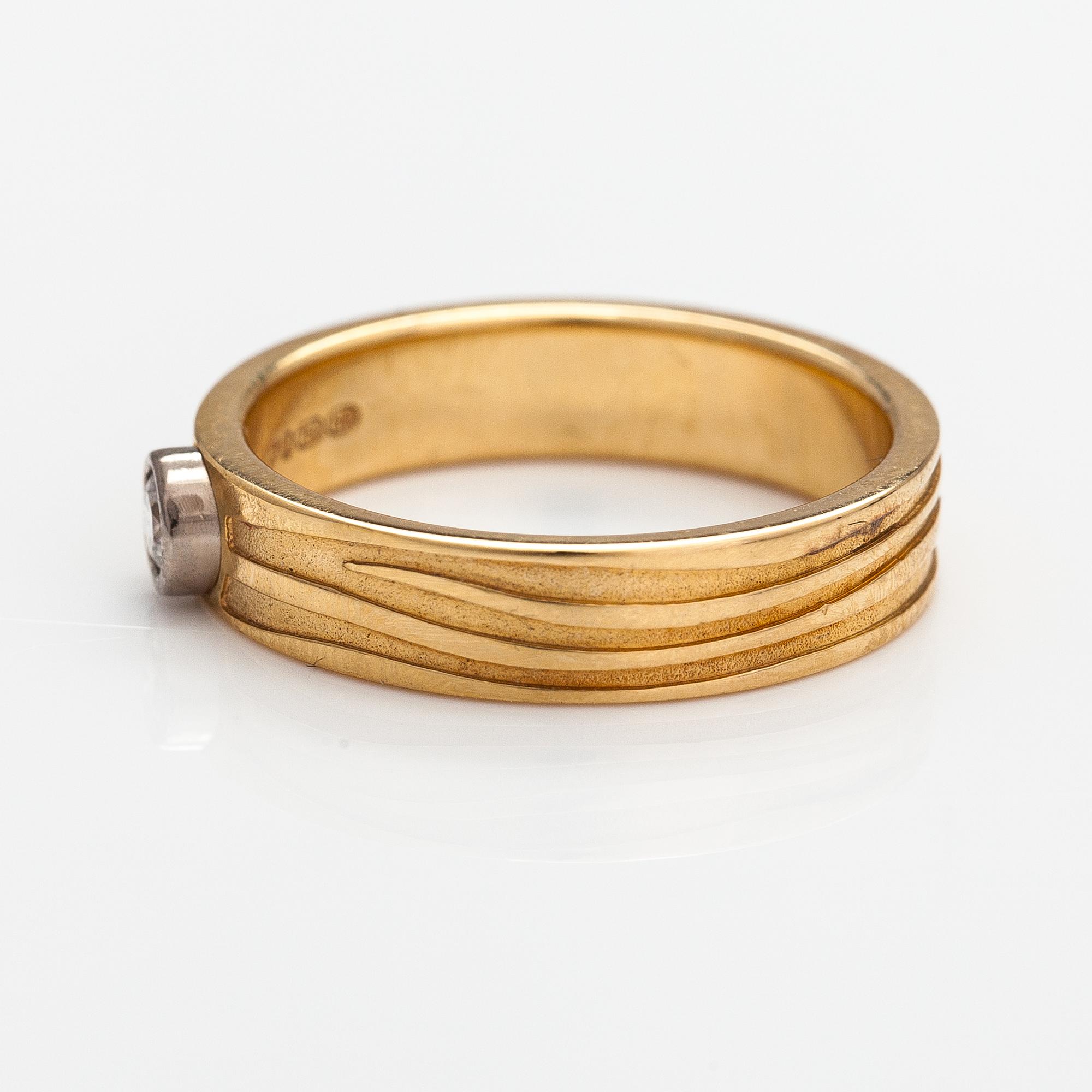 Sormus, 18K kultaa ja timantti n. 0.14 ct. Kalevala Koru, Helsinki 2009.