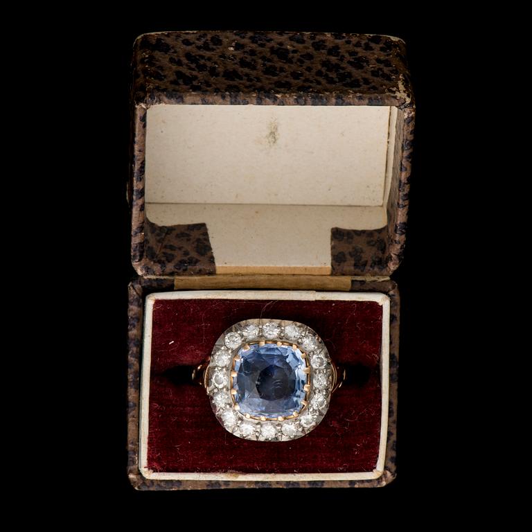 RING, 18K guld, dynslipad safir, gammal- och 16/16-slipade diamanter. Vikt ca 5,5 g.