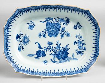 A blue and white dinner service, Qing dynasty, Qianlong (1736-95). (49 pieces).