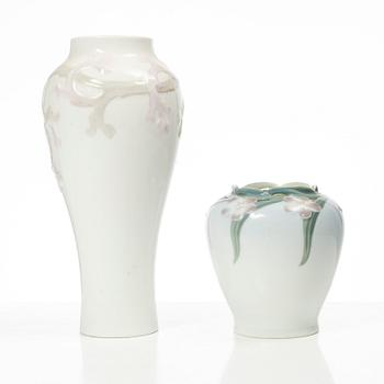 Vaser, ett par, porslin, bl a Nils Lundström, Jugend, Rörstrand, omkring år 1900.