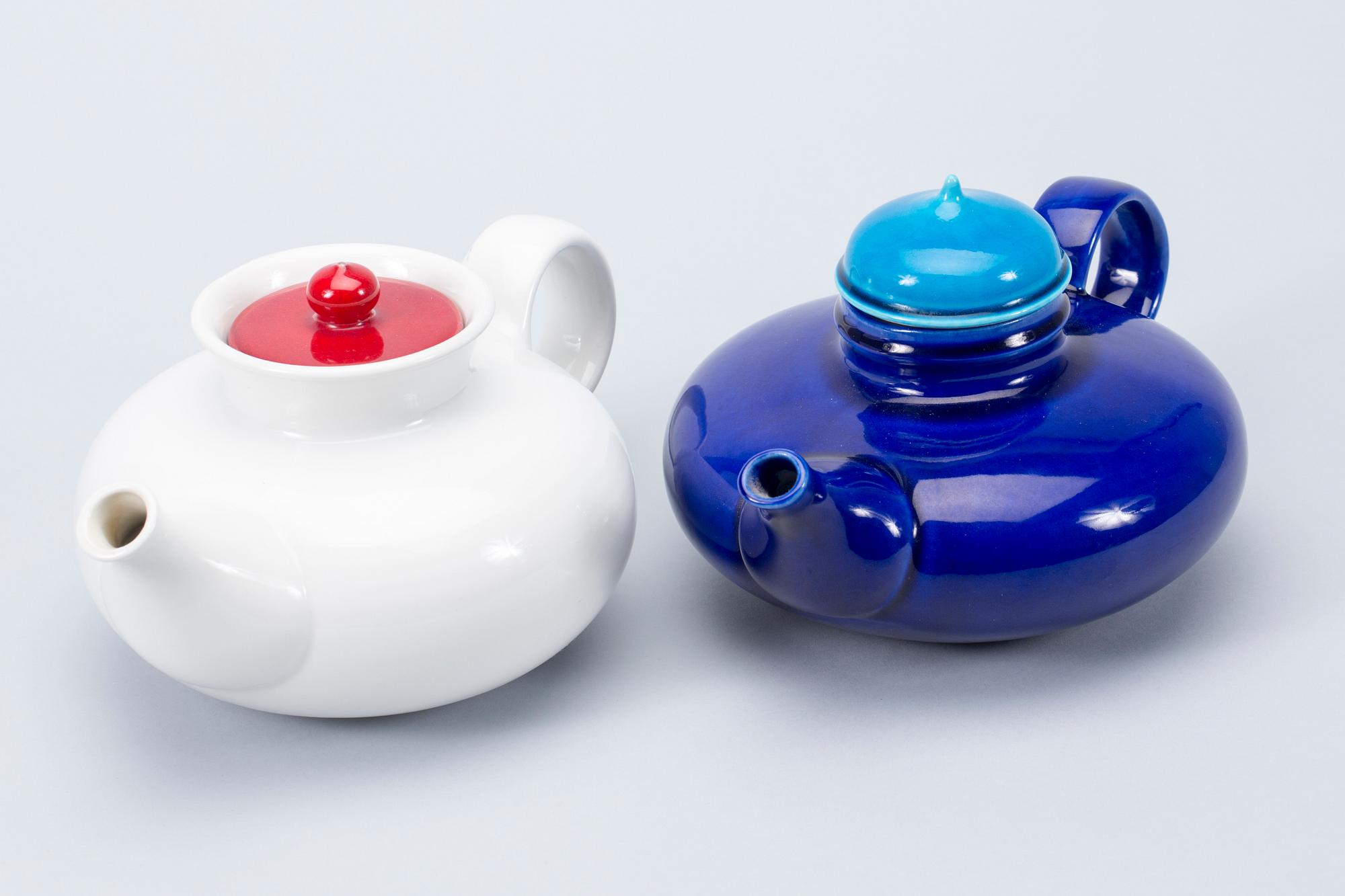 TEKANNOR, 2 st, "Pop" samt "Stinta", Inger Persson, Rörstrand, porslin, 1900-talets andra hälft.