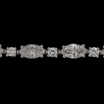 A navette- and brilliant cut bracelet, 5.70 cts resp. 0.84 ct.