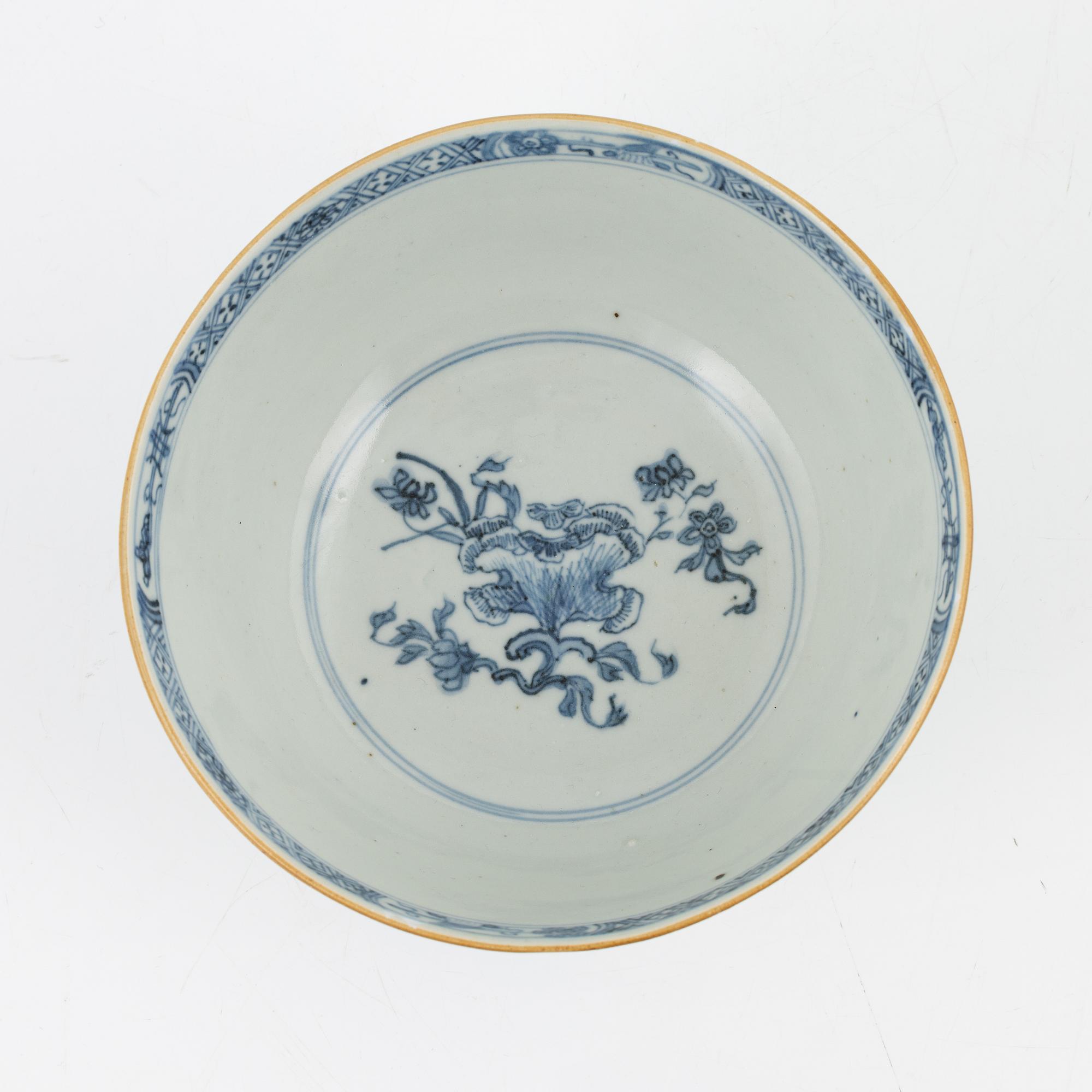 A blue and white Chinese porcelain charger and a bowl, Qing Dynasty, Qianlong (1736-95).