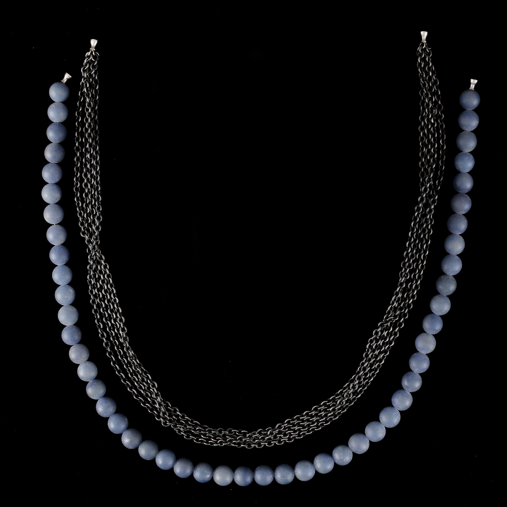 COLLIER, 2st, Ole Lynggaard, oxiderat sterling silver och blå pärlor.