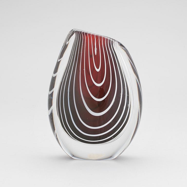 VICKE LINDSTRAND, vas, glas, Kosta. Signerad LH 1115.