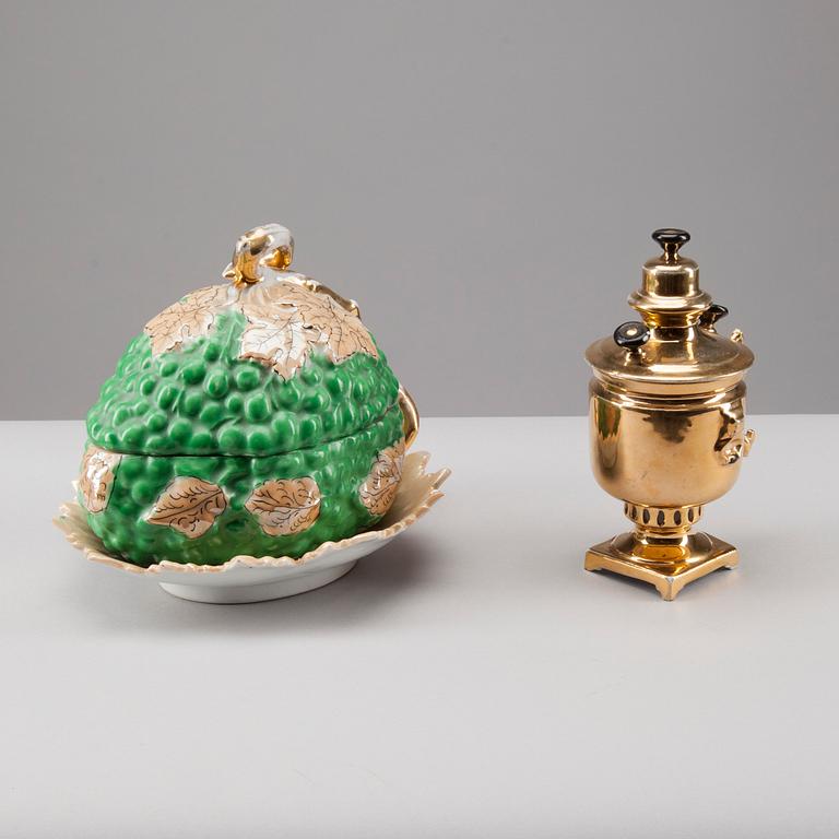 SMÖR-/ SYLTKÄRL och MINIATYRSAMOVAR, porslin, Kuznetsov, Ryssland kring 1900.