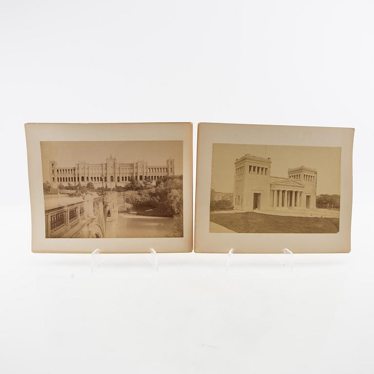 Fotografier 8 st olika byggnader från München omkring 1900.