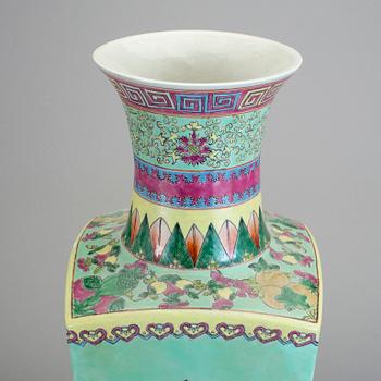 GOLVVAS, porslin, Kina, 1900-tal.