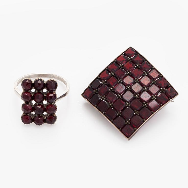 Rintaneula ja sormus, granaatteja, valkometallia.