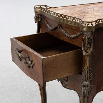 Skåp, Louis XV-stil, omkring år 1900.