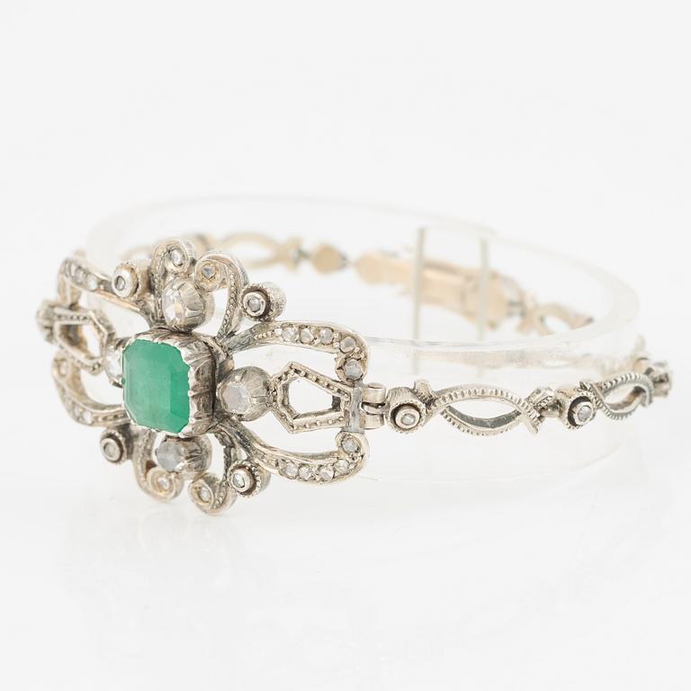 Bracelet in silver with a faceted emerald and rose-cut diamonds.