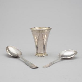 BÄGARE och SKEDAR, 3 del, bland annat en bägare av Johan Leffler, Falun, 1766. Vikt ca  125 g.