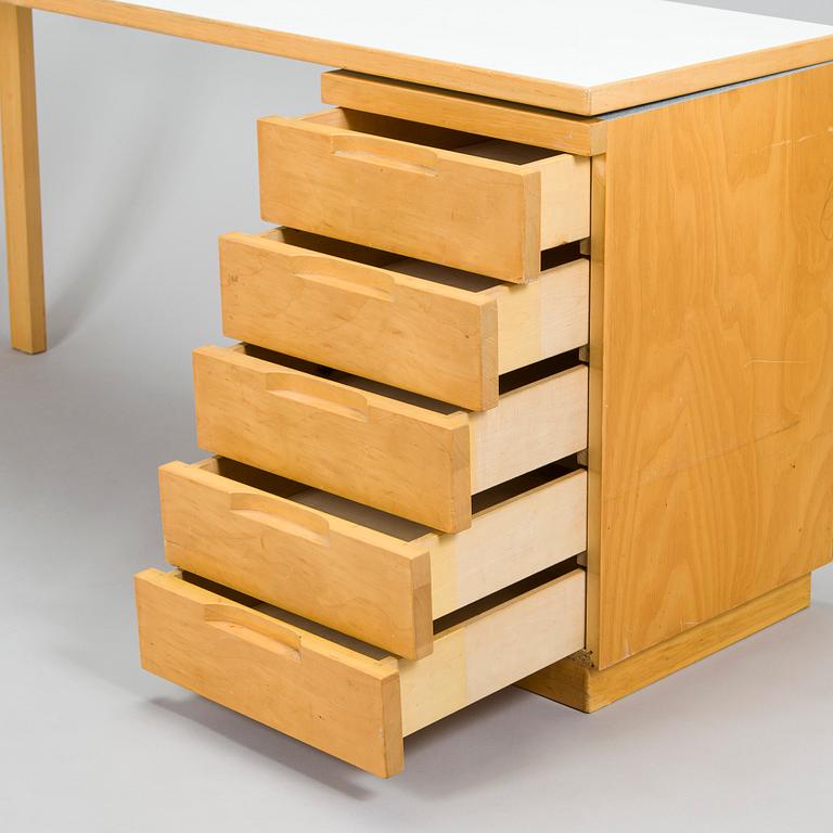 Alvar Aalto, kirjoituspöytä, Artek, 1900-luvun loppupuoli.